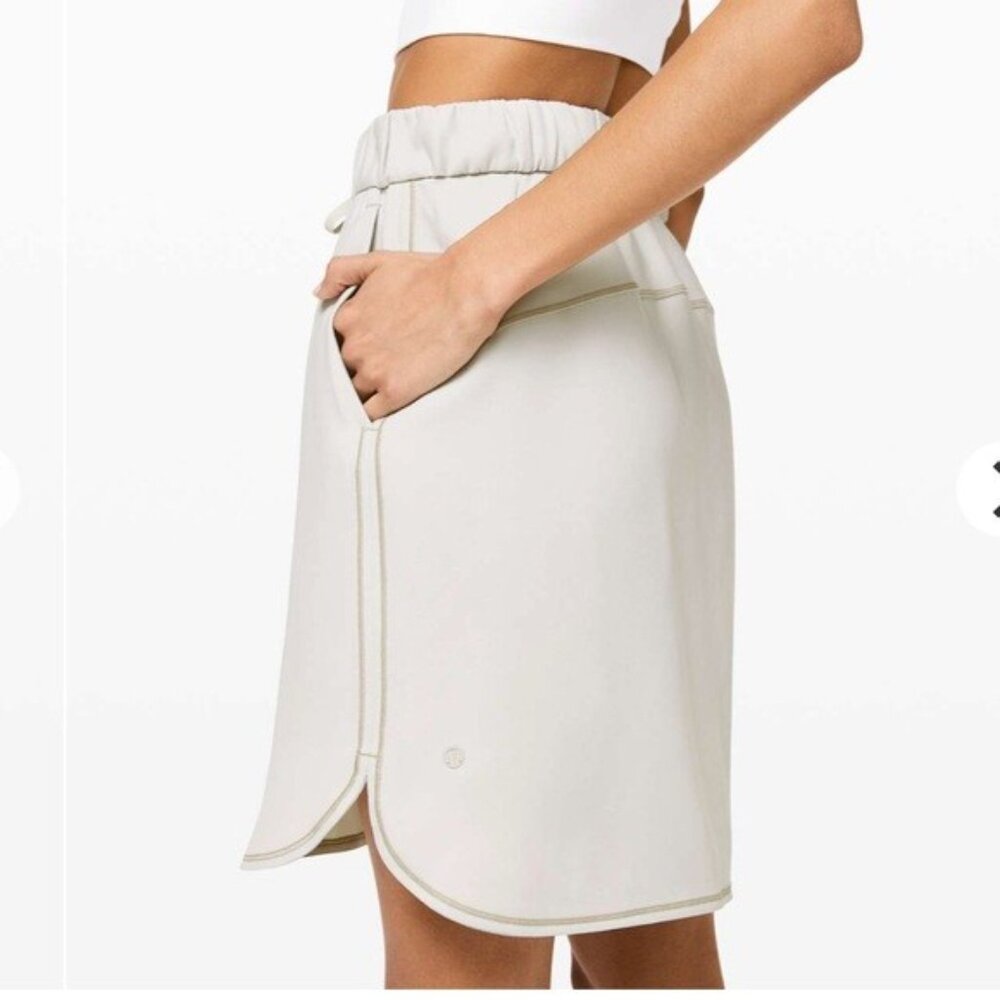 NWOT Lululemon On the Fly Woven Skirt Silverstone Size 6 - Picture 2 of 6